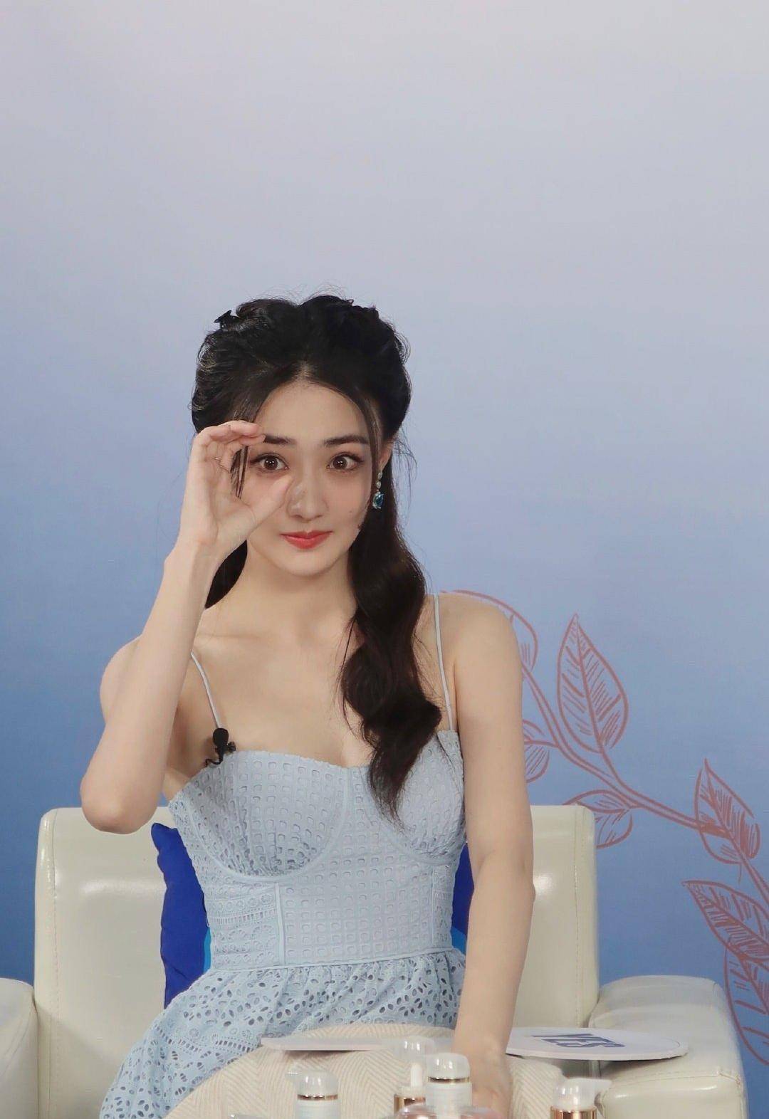 徐璐气质清新，浅蓝吊带裙尽显优雅魅力-7
