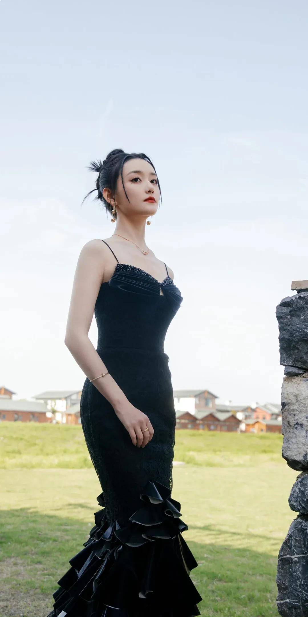 蒋依依黑裙红唇，户外场景勾勒身材优势时尚-6