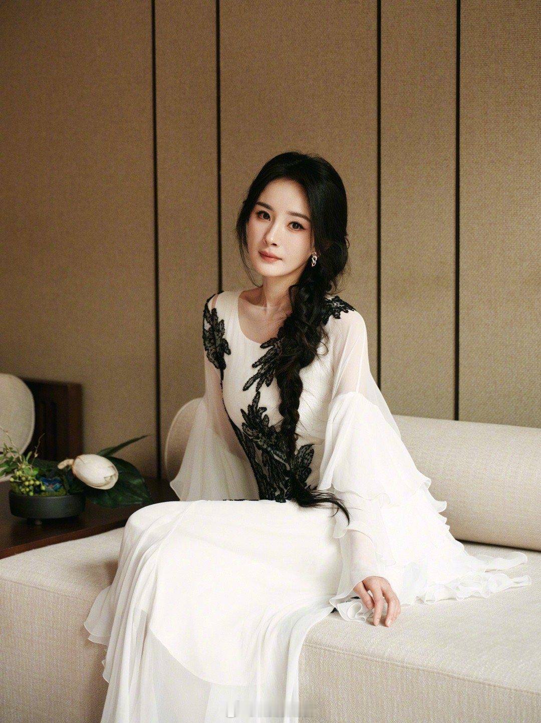 杨幂穿白裙展纤腰，刺绣点缀 + 喇叭袖，解锁优雅时尚密码-1