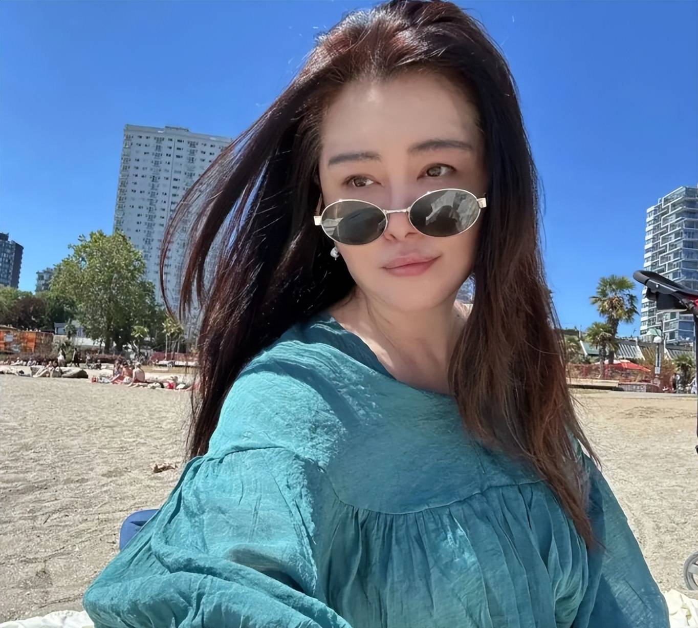 当58岁的王祖贤碰上55岁的李嘉欣，我才明白，什么叫顶级骨相-9
