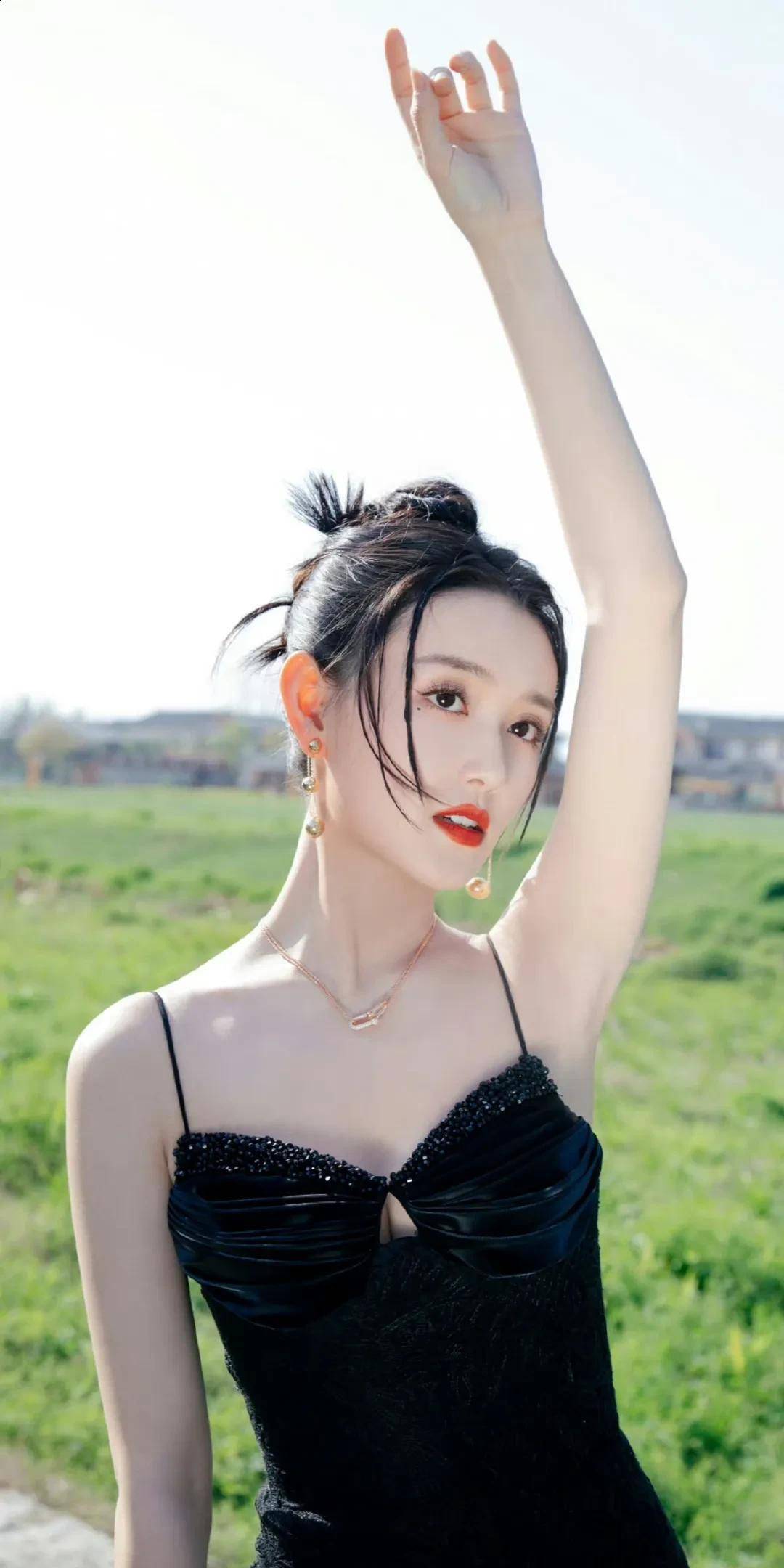 蒋依依黑裙红唇，户外场景勾勒身材优势时尚-1