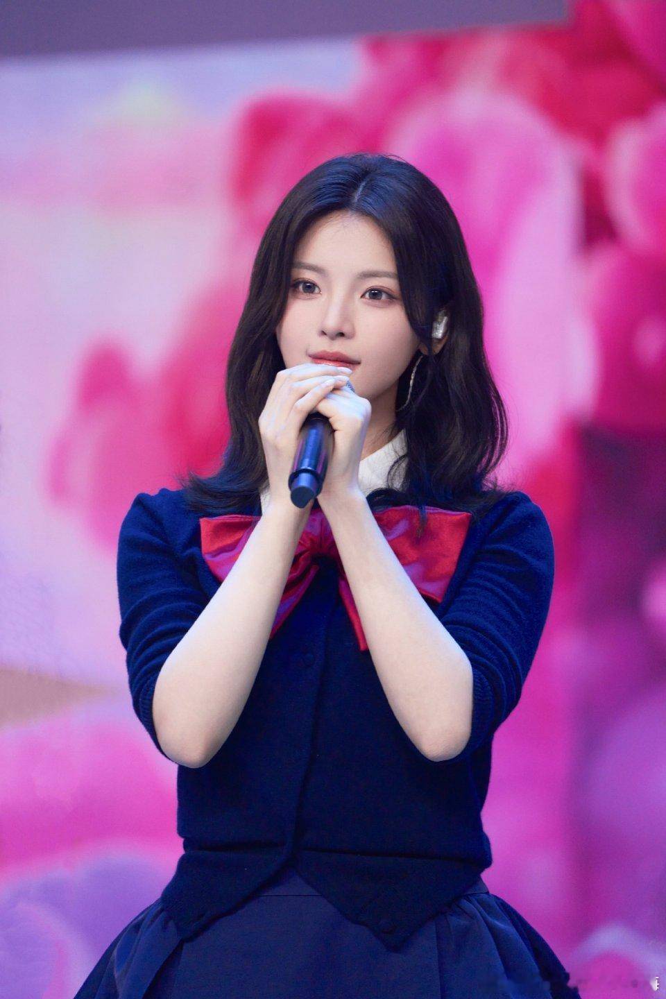 杨超越23岁青春洋溢，学院风穿搭勾勒修长美腿超吸睛-3