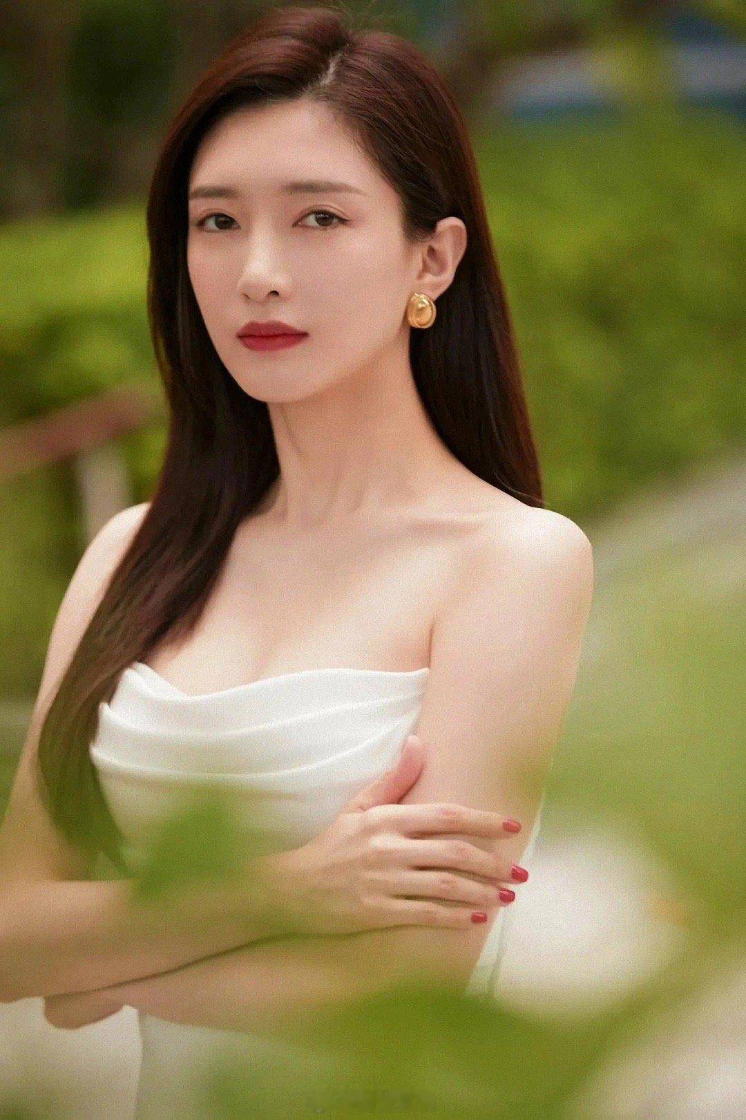 江疏影开叉白裙，露优越长腿优雅性感超吸睛-1