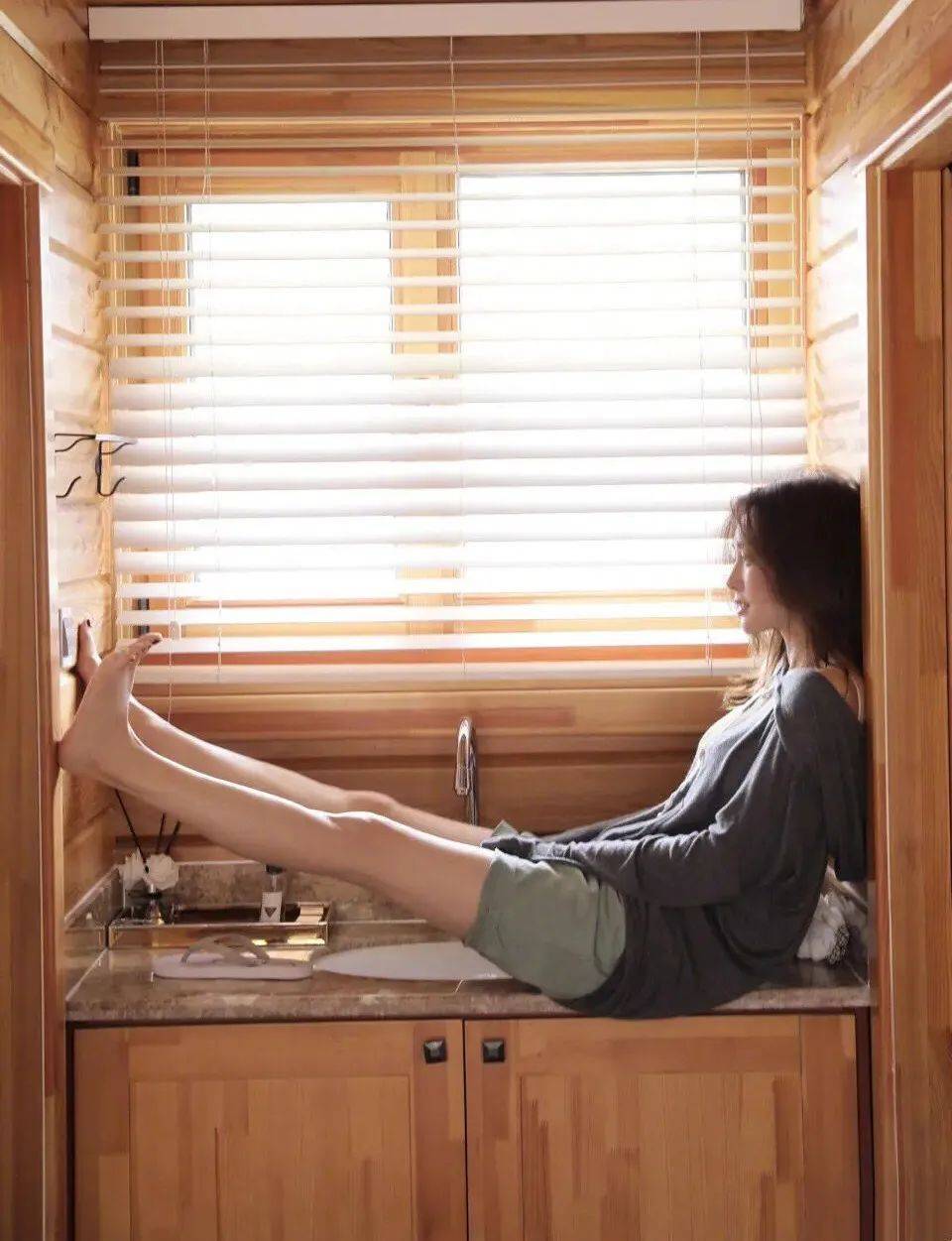 秦岚凭借 “少女感 + 长腿” 出圈，慵懒穿搭裹不住优雅身姿