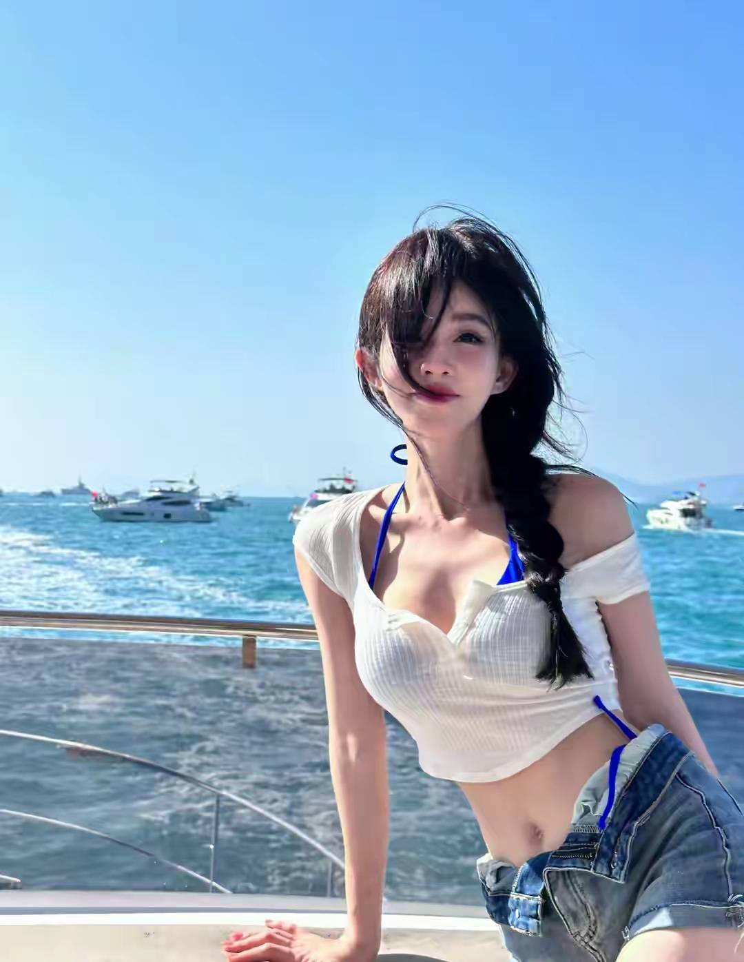 冯提莫轮船美照杀疯！清甜穿搭把夏日氛围拉满-3