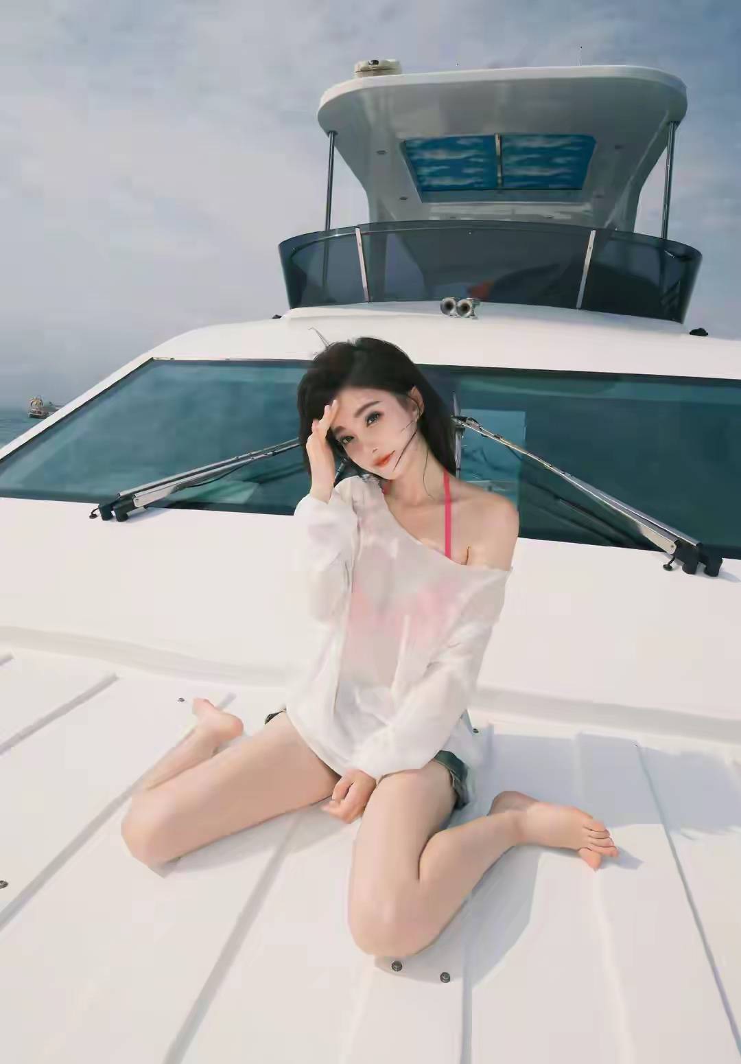 冯提莫轮船美照杀疯！清甜穿搭把夏日氛围拉满-1