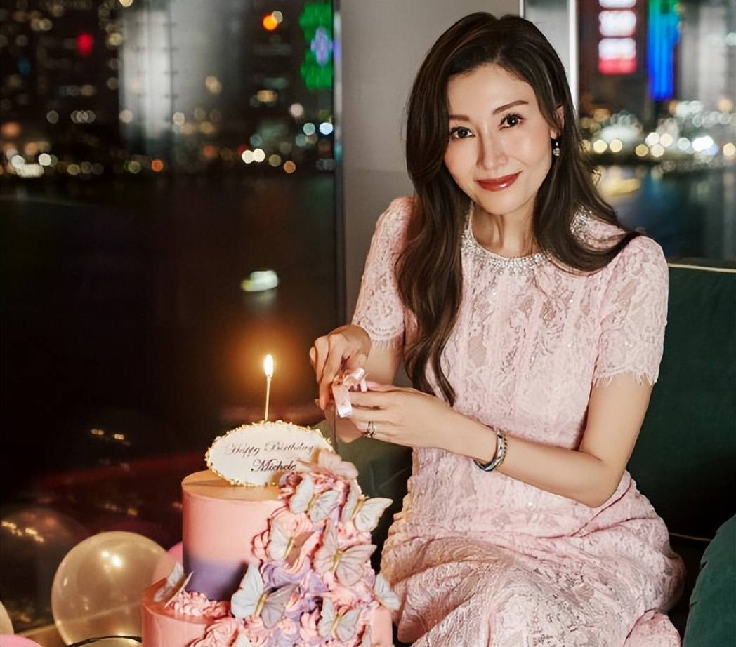 当58岁的王祖贤碰上55岁的李嘉欣，我才明白，什么叫顶级骨相-10