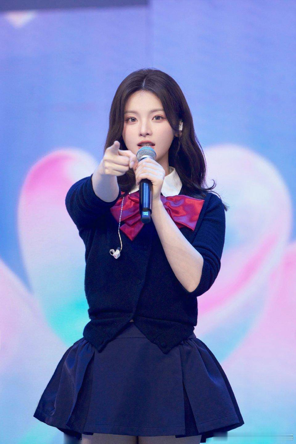 杨超越23岁青春洋溢，学院风穿搭勾勒修长美腿超吸睛-2