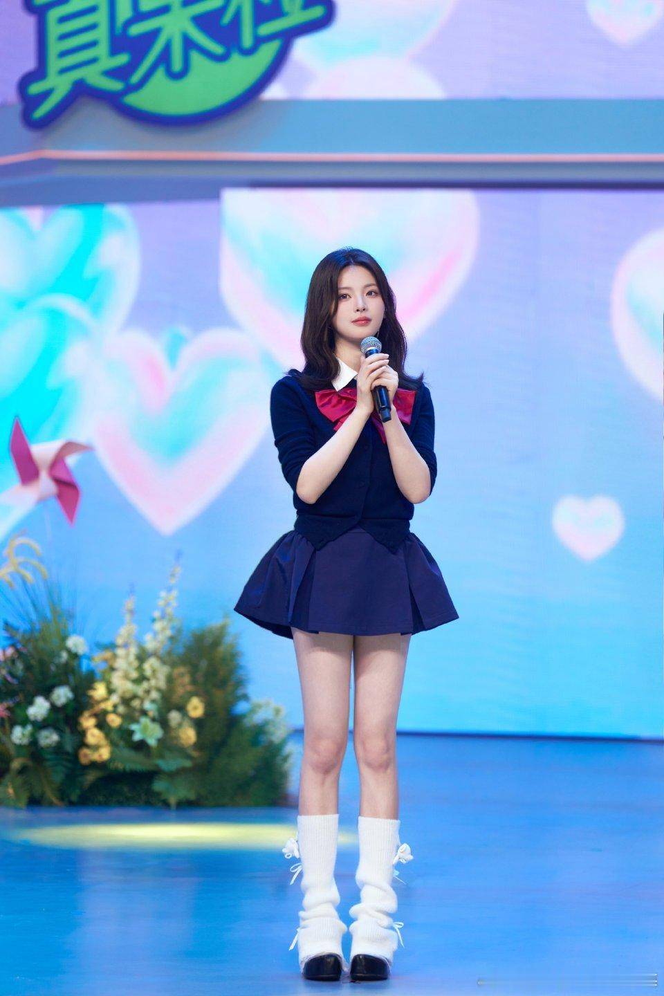 杨超越23岁青春洋溢，学院风穿搭勾勒修长美腿超吸睛-5