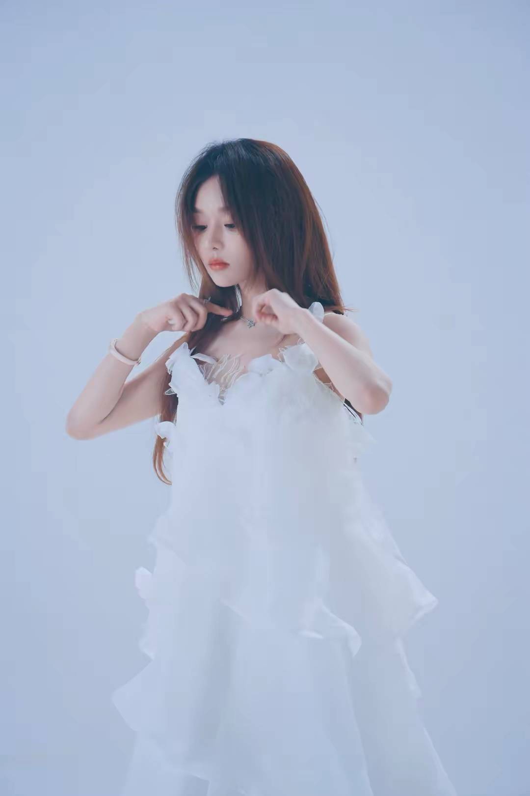 26岁黄霄雲“逆龄生长”！少女感炸裂，这么好的状态谁看了不喜欢-4