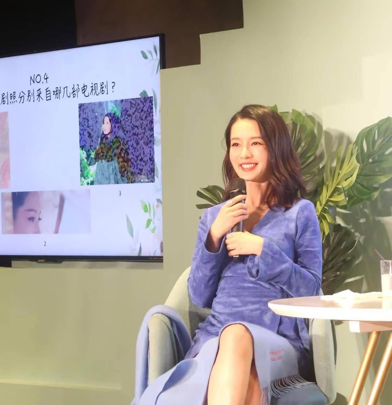 李沁短裙配丝袜？肉色丝袜勾勒大长腿，女人味爆棚-2