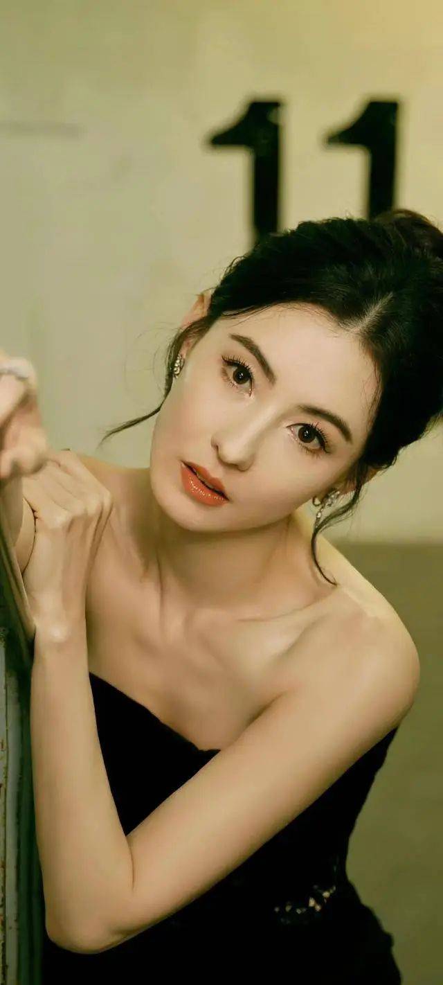 十大高颜值混血女星！她们又纯又欲身材火辣性感惊艳-9