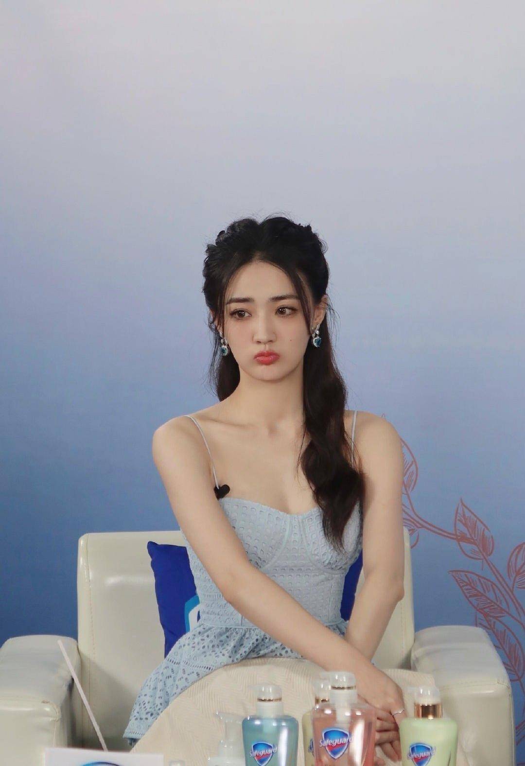 徐璐气质清新，浅蓝吊带裙尽显优雅魅力-4