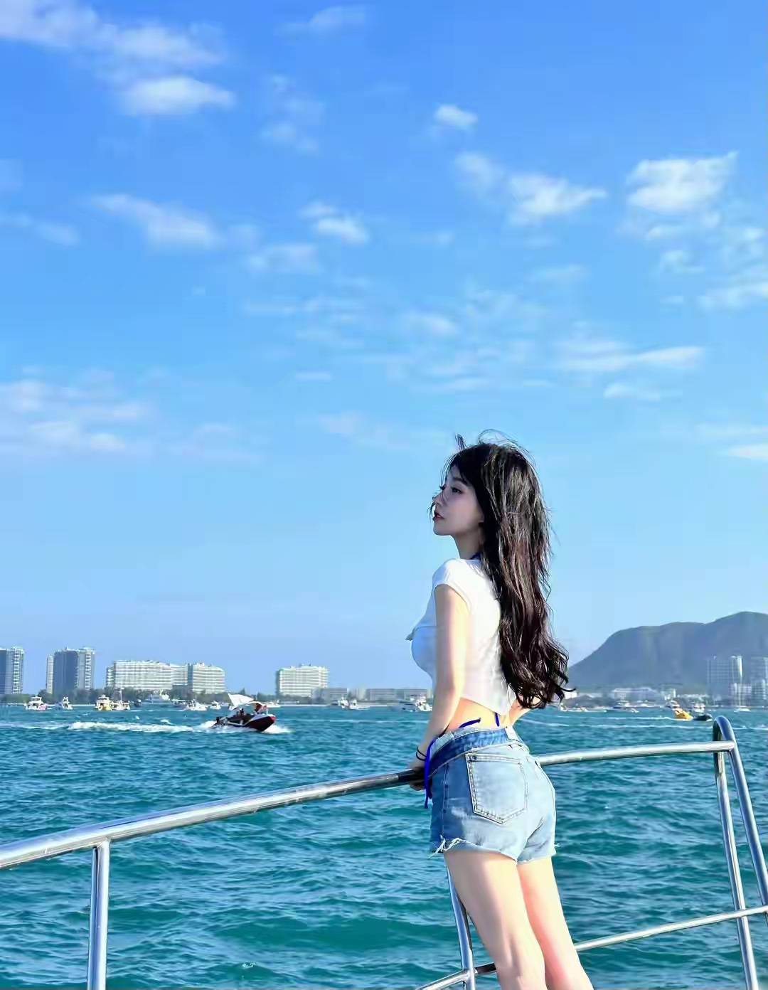 冯提莫轮船美照杀疯！清甜穿搭把夏日氛围拉满-7