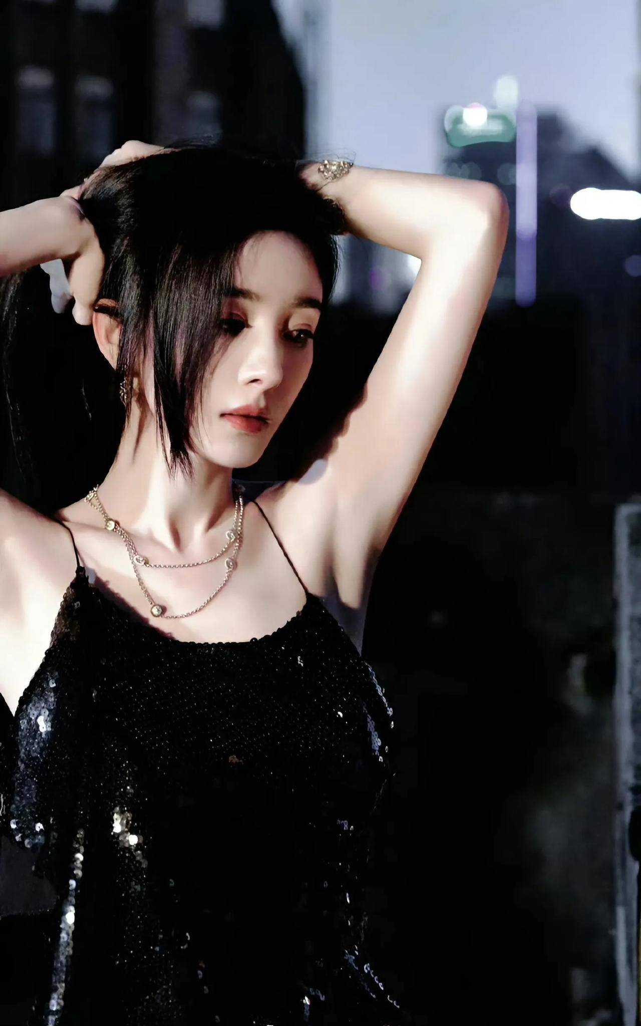 杨幂黑裙吊带开叉，美腿线条勾勒，时尚优雅并存-8