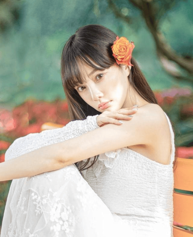 43岁李小璐晒新疆度假美照，穿白色紧身蕾丝衫又纯又欲，身材如同少女-1