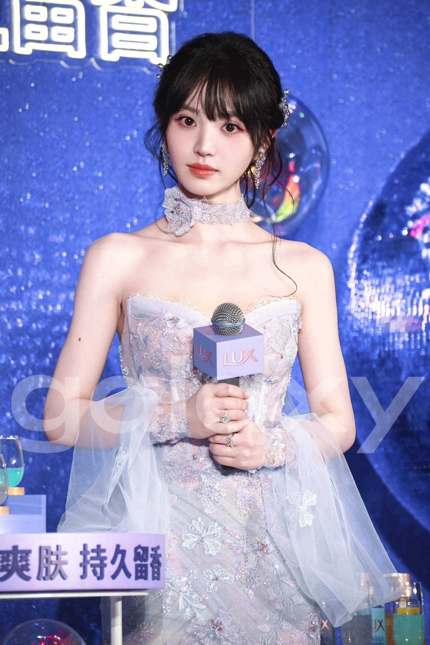 27岁田曦薇轻纱裙勾勒曲线,华丽风穿搭尽显优雅魅力-3 27岁田曦薇轻纱裙勾勒曲线,华丽风穿搭尽显优雅魅力