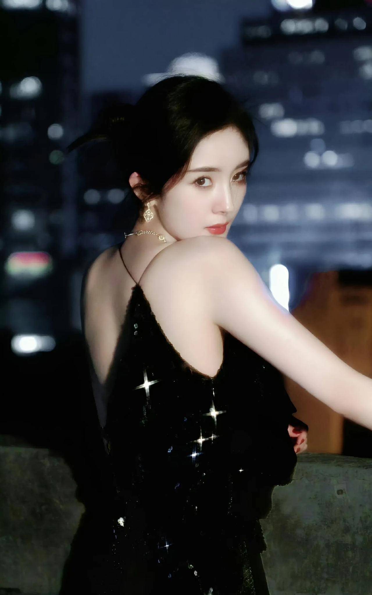 杨幂黑裙吊带开叉，美腿线条勾勒，时尚优雅并存-6