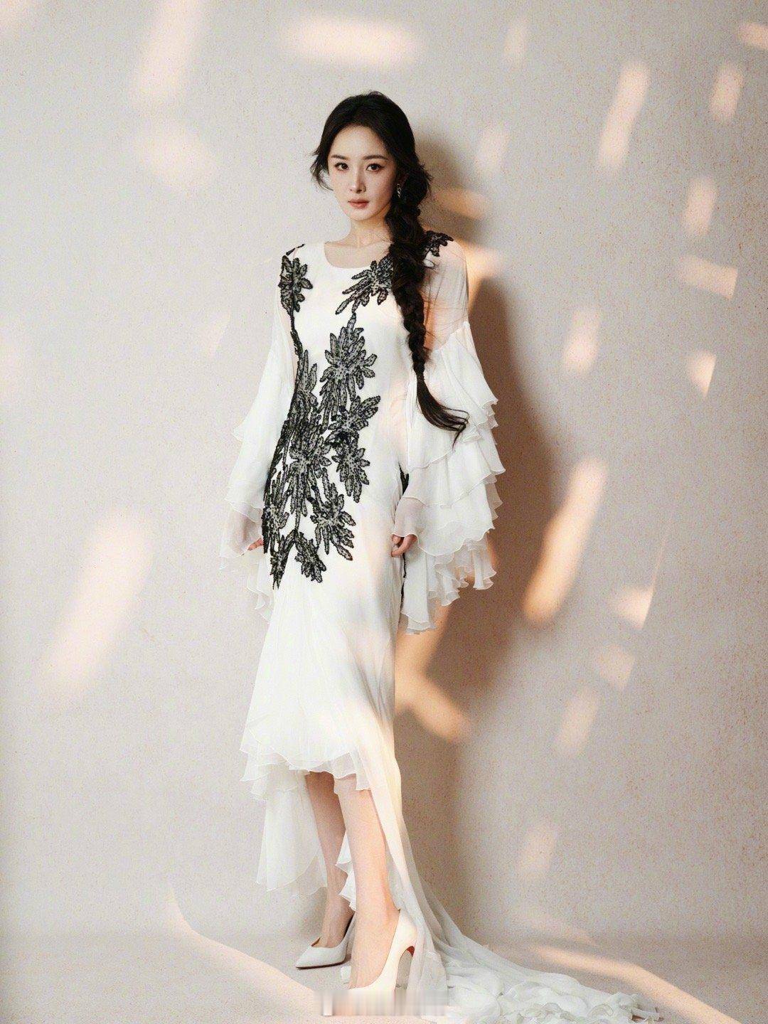 杨幂穿白裙展纤腰，刺绣点缀 + 喇叭袖，解锁优雅时尚密码-6
