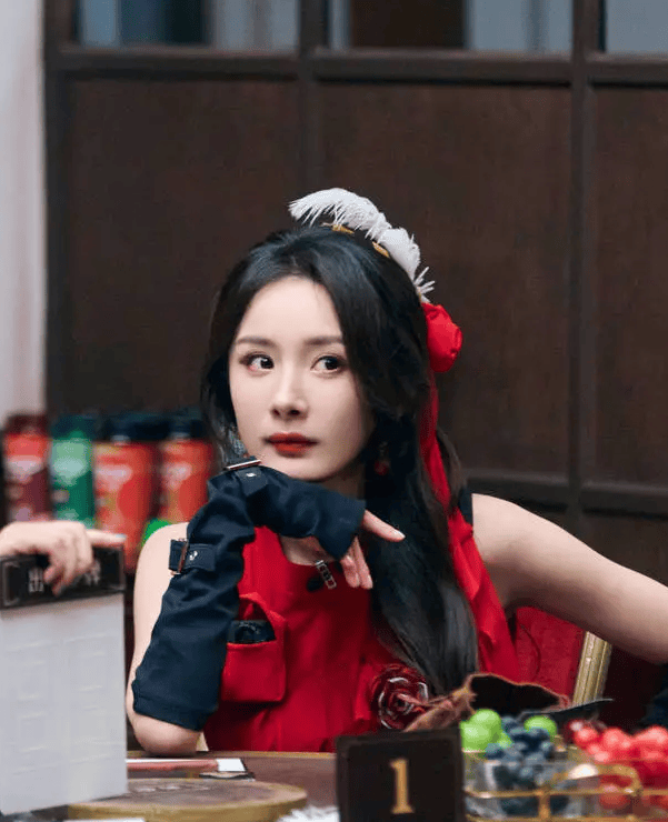 杨幂一袭红色立体花瓣裙,头戴羽毛配饰灵动似少女-3 杨幂一袭红色立体花瓣裙,头戴羽毛配饰灵动似少女