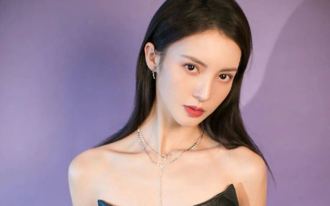 金晨越来越美了！雪肤玉貌造型百变身材曼妙性感撩人-4