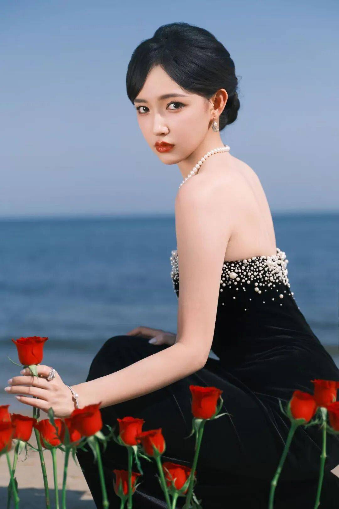程潇穿抹胸裙露出事业线宛如黑玫瑰！魔鬼身材性感火辣-3