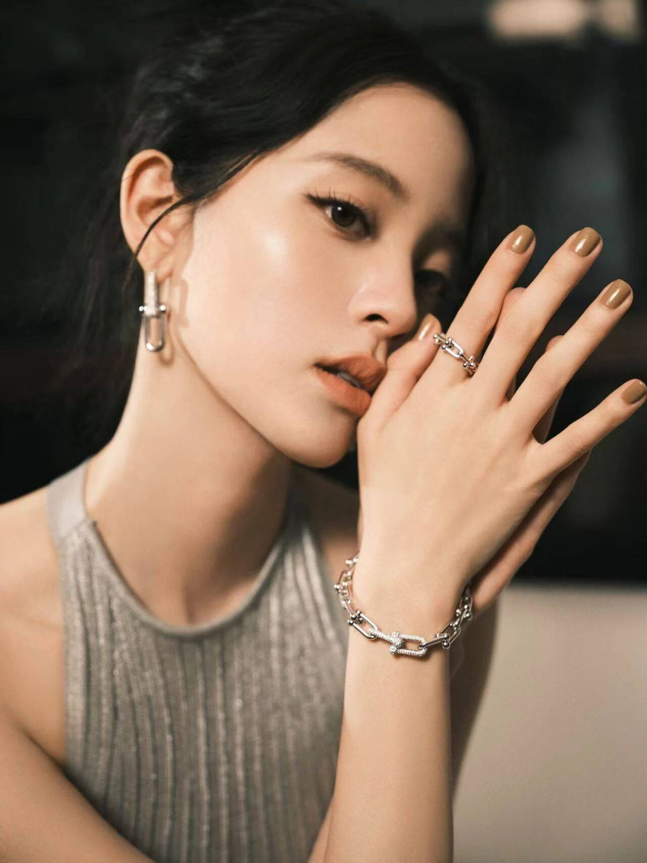 00后女星欧阳娜娜穿灰色裙露出美背！曼妙身材性感撩人