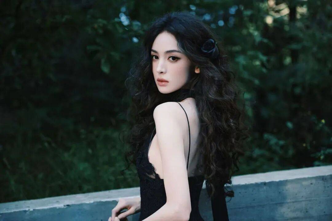 娜扎穿黑色吊带裙露出事业线！魔鬼身材性感热辣-6