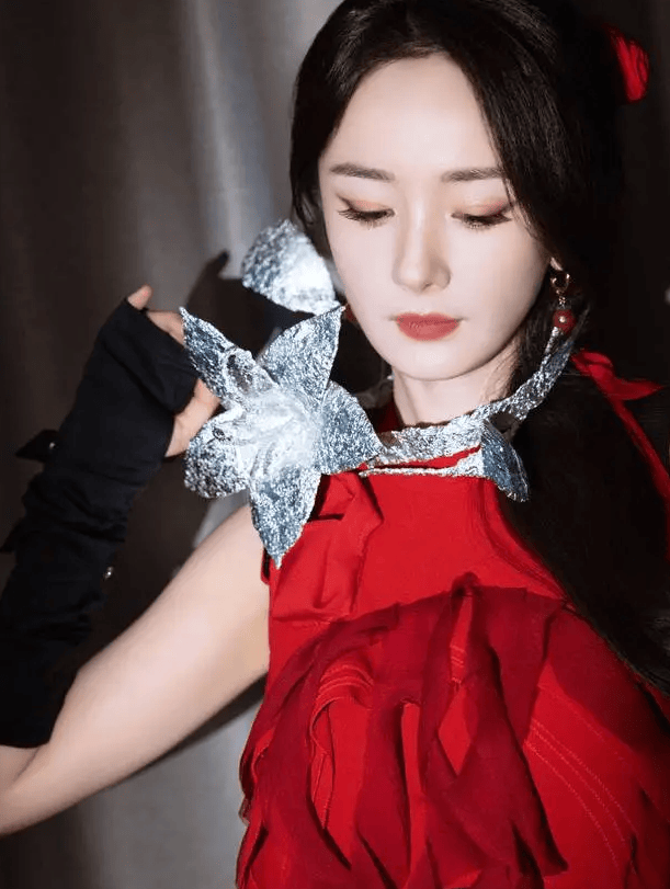 杨幂一袭红色立体花瓣裙,头戴羽毛配饰灵动似少女-8 杨幂一袭红色立体花瓣裙,头戴羽毛配饰灵动似少女