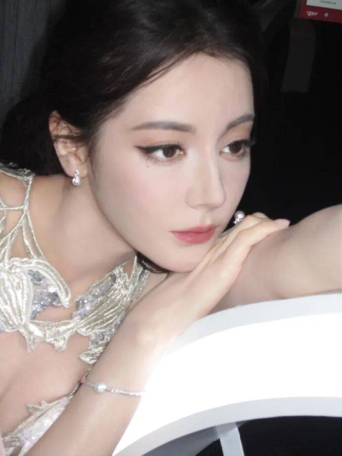 迪丽热巴穿蓝白镂空高定裙超美!火辣身材性感迷人-4 迪丽热巴穿蓝白镂空高定裙超美!火辣身材性感迷人