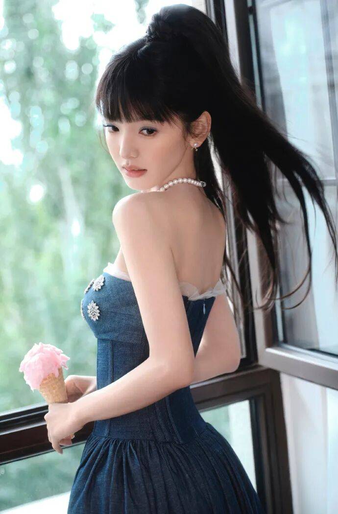 章若楠换新风格!她低胸露背肌肤白皙变成性感辣妹-5 章若楠换新风格!她低胸露背肌肤白皙变成性感辣妹