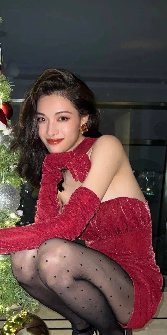 钟楚曦自己化妆一年能省下来一套房！性感火辣的她真厉害-2