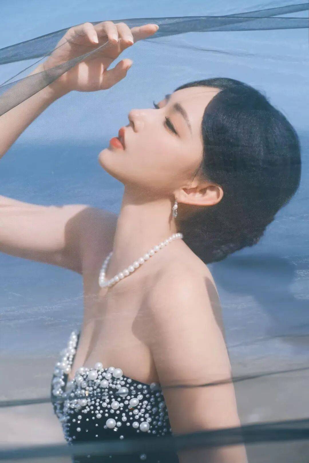 程潇穿抹胸裙露出事业线宛如黑玫瑰！魔鬼身材性感火辣-2