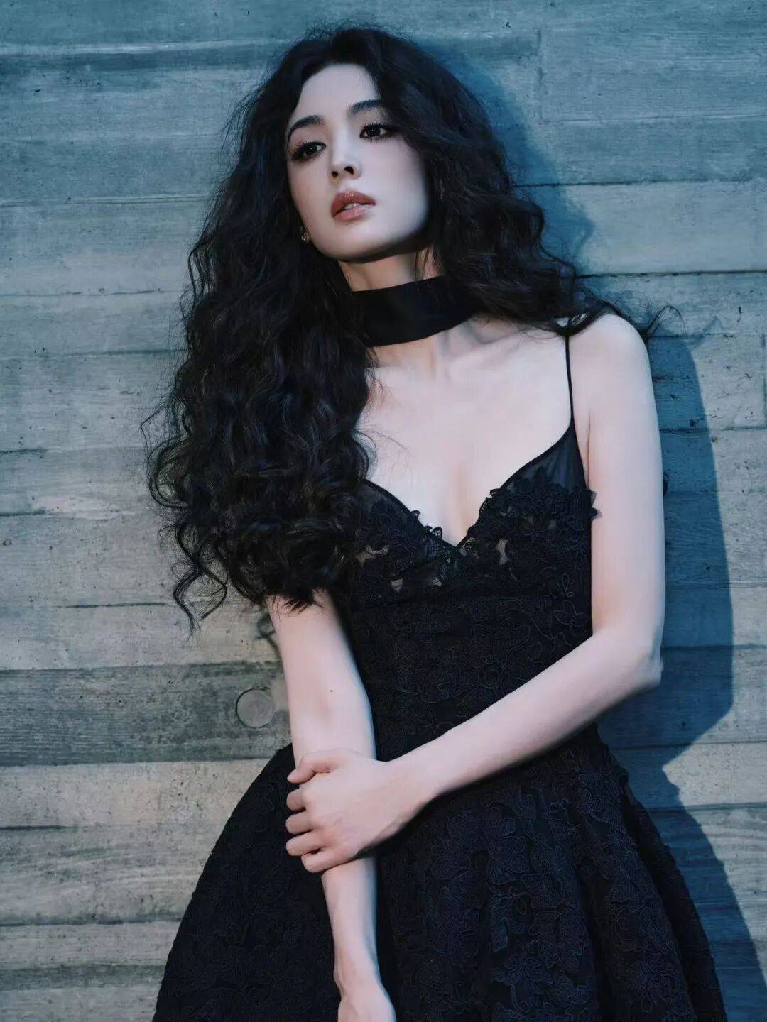 娜扎穿黑色吊带裙露出事业线！魔鬼身材性感热辣-3