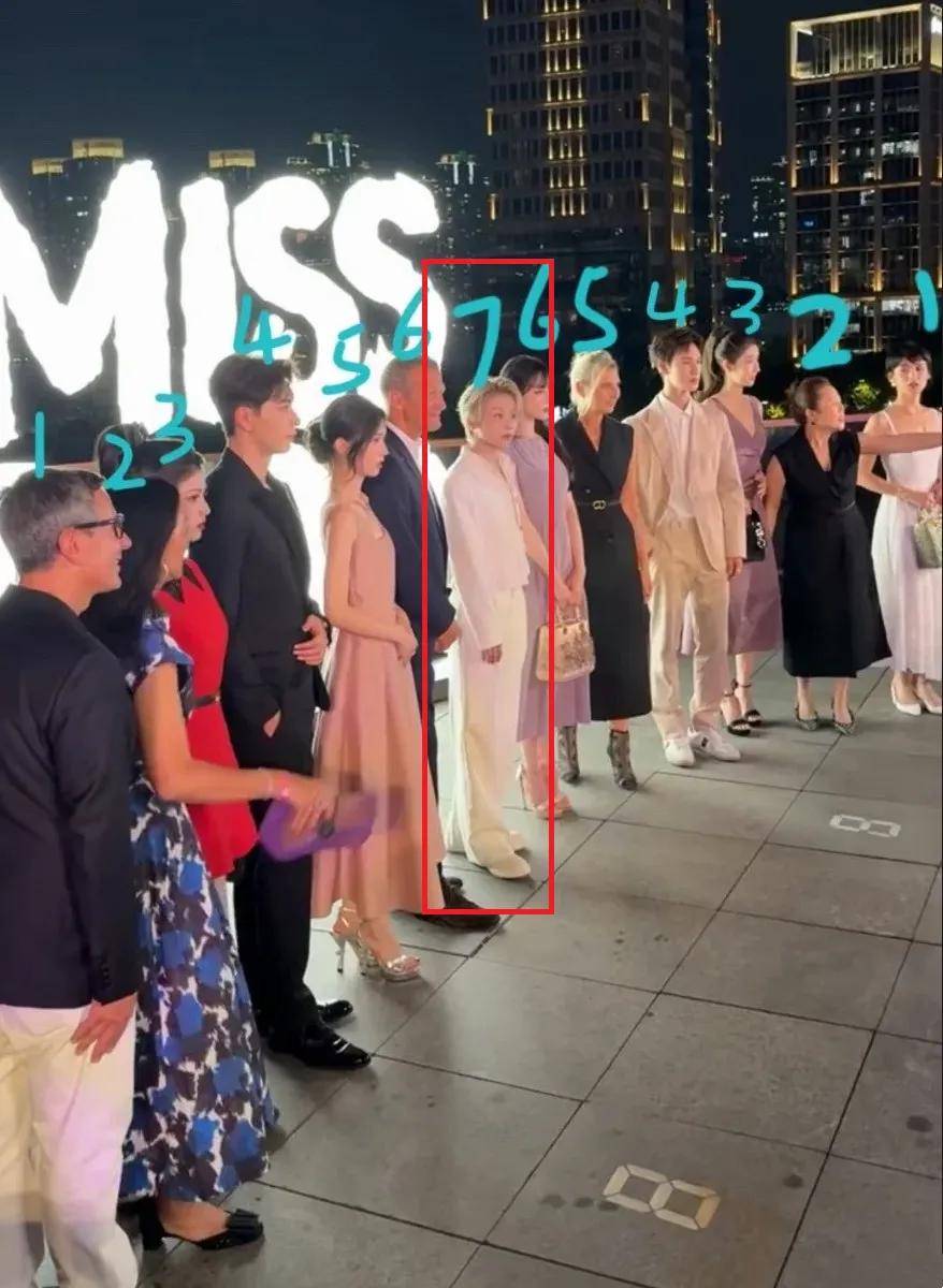 上海这一夜，迪丽热巴发型拖后腿，周也妆发出彩，大合照C位引争议-8