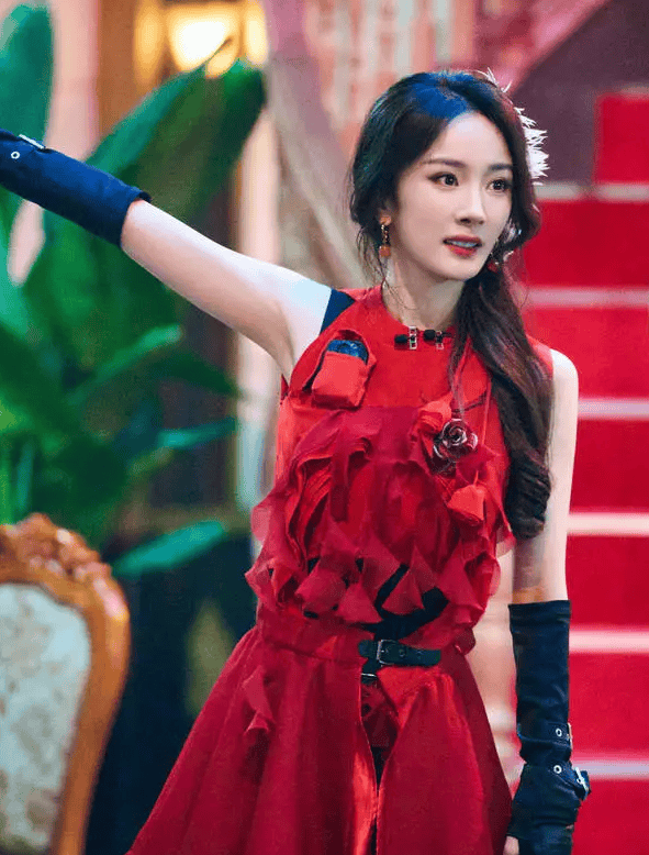 杨幂一袭红色立体花瓣裙,头戴羽毛配饰灵动似少女-1 杨幂一袭红色立体花瓣裙,头戴羽毛配饰灵动似少女