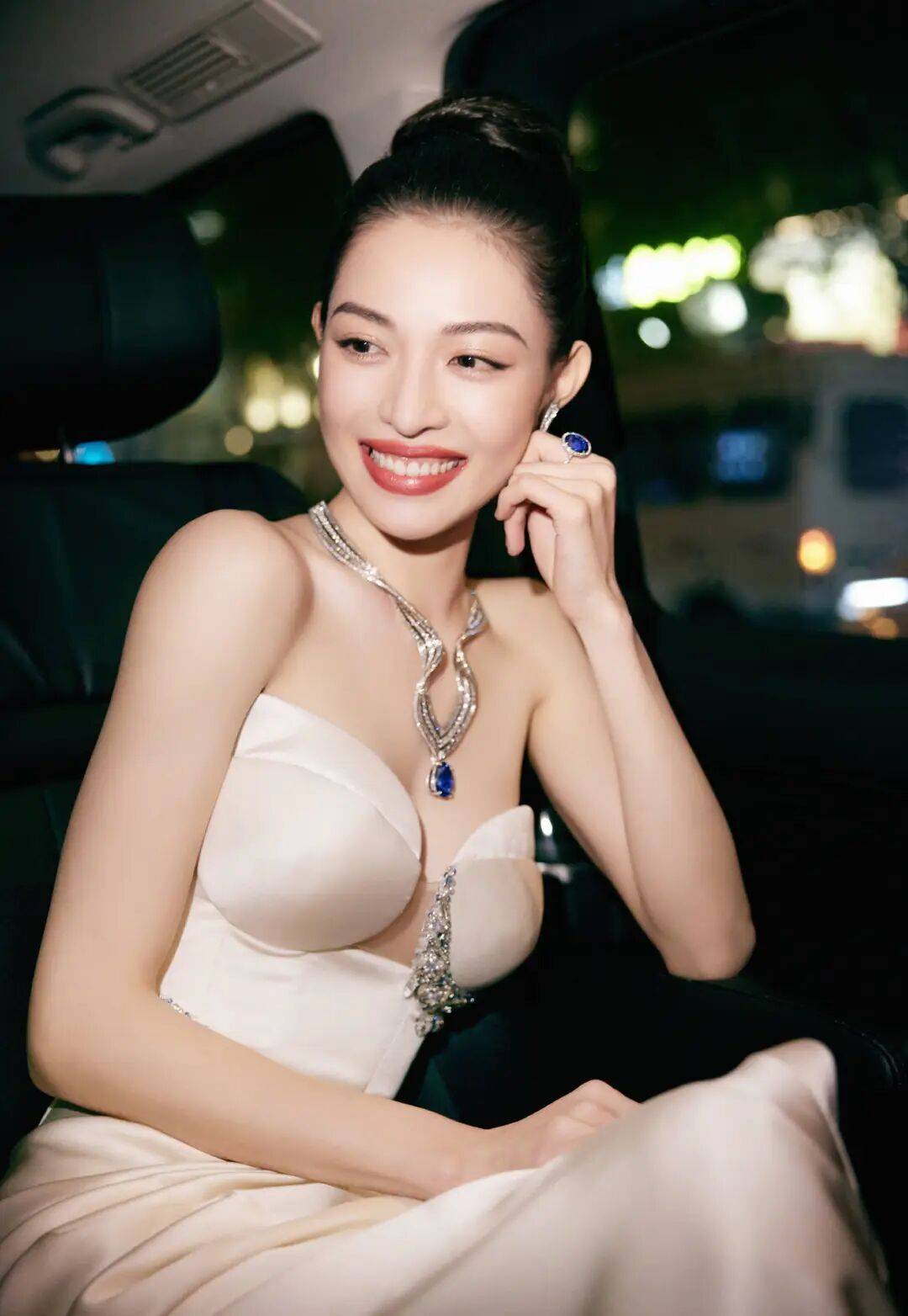 钟楚曦自己化妆一年能省下来一套房！性感火辣的她真厉害-8