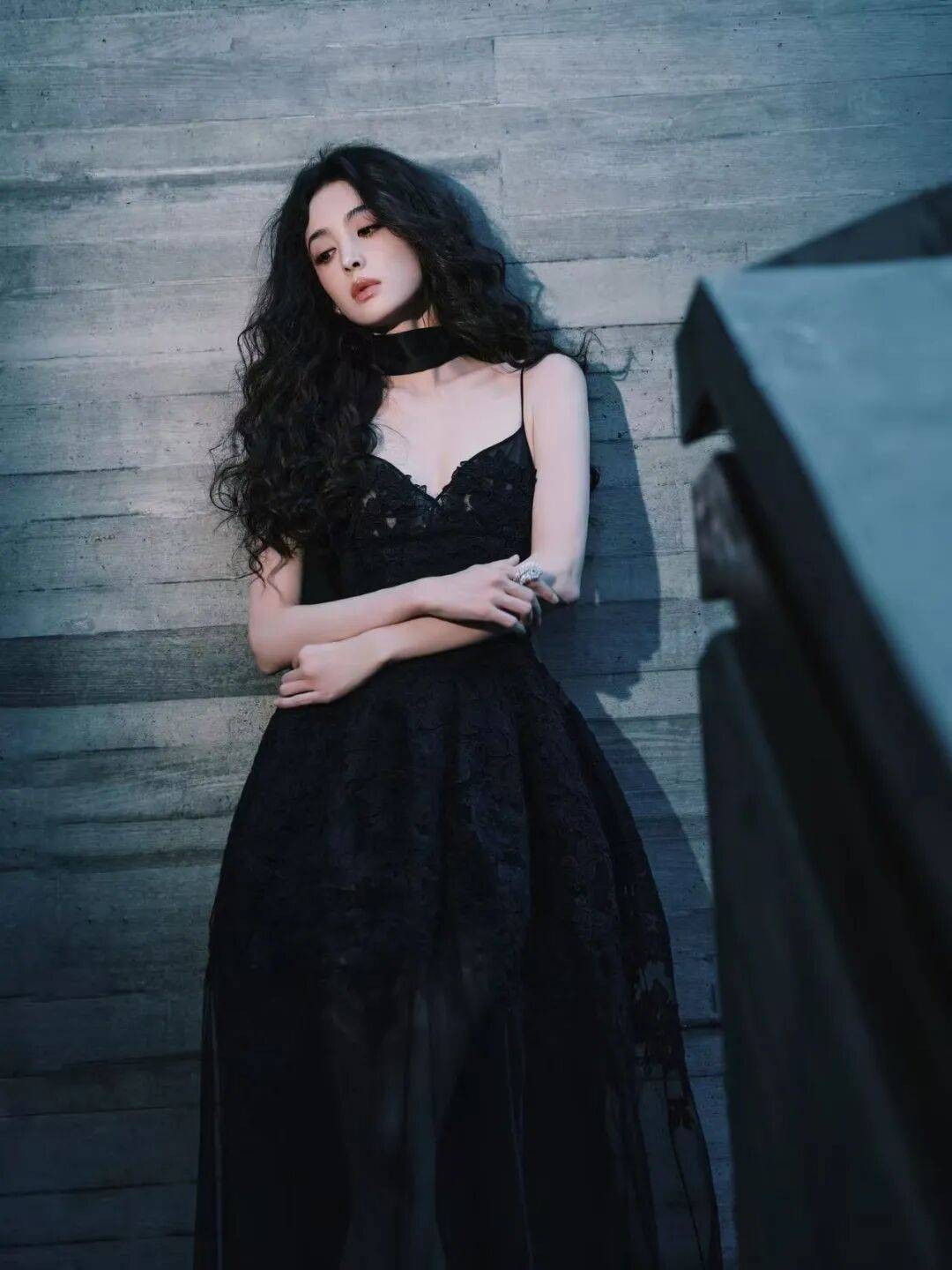 娜扎穿黑色吊带裙露出事业线！魔鬼身材性感热辣-9