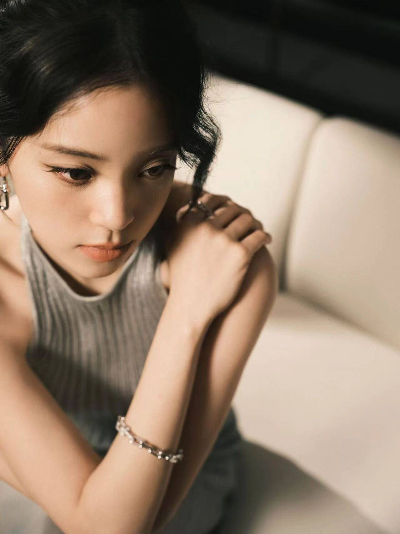 00后女星欧阳娜娜穿灰色裙露出美背！曼妙身材性感撩人