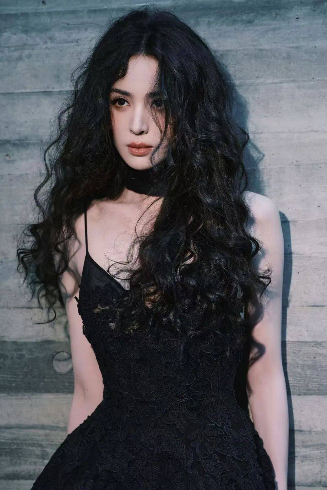 娜扎穿黑色吊带裙露出事业线！魔鬼身材性感热辣-5