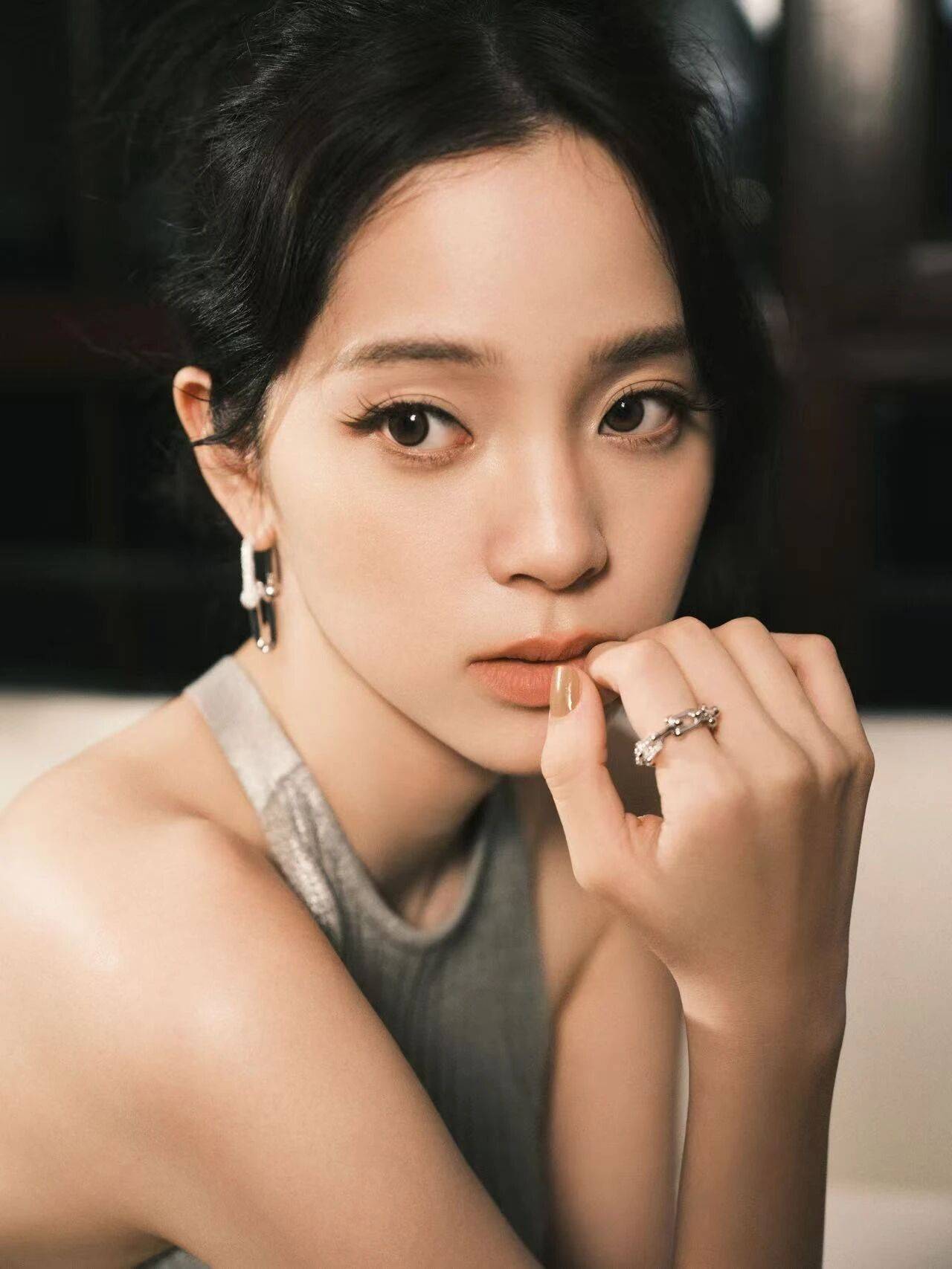 00后女星欧阳娜娜穿灰色裙露出美背！曼妙身材性感撩人