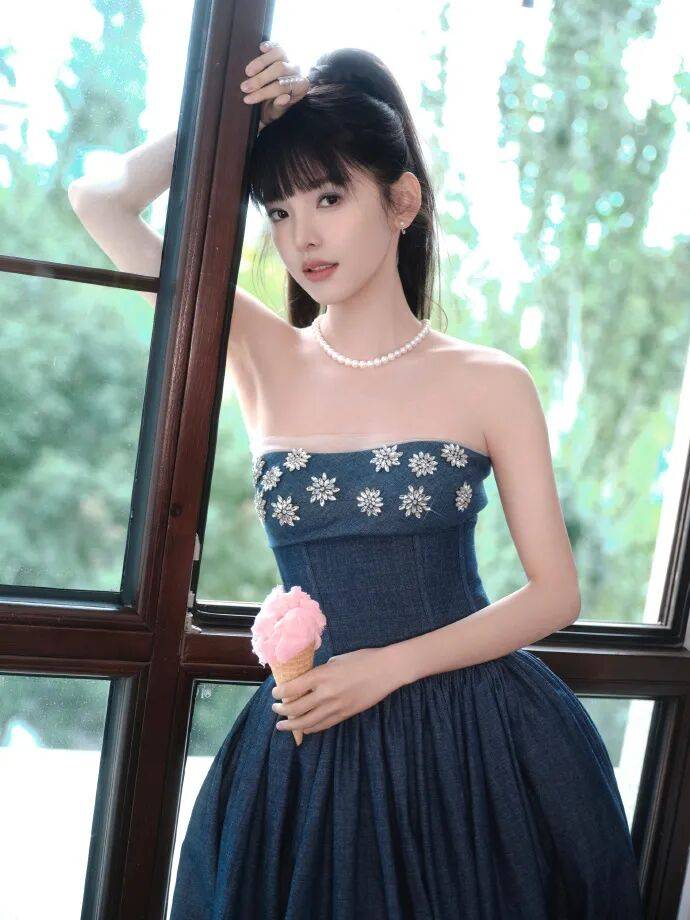 章若楠换新风格!她低胸露背肌肤白皙变成性感辣妹-4 章若楠换新风格!她低胸露背肌肤白皙变成性感辣妹