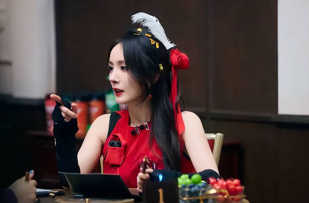 杨幂一袭红色立体花瓣裙,头戴羽毛配饰灵动似少女-5 杨幂一袭红色立体花瓣裙,头戴羽毛配饰灵动似少女