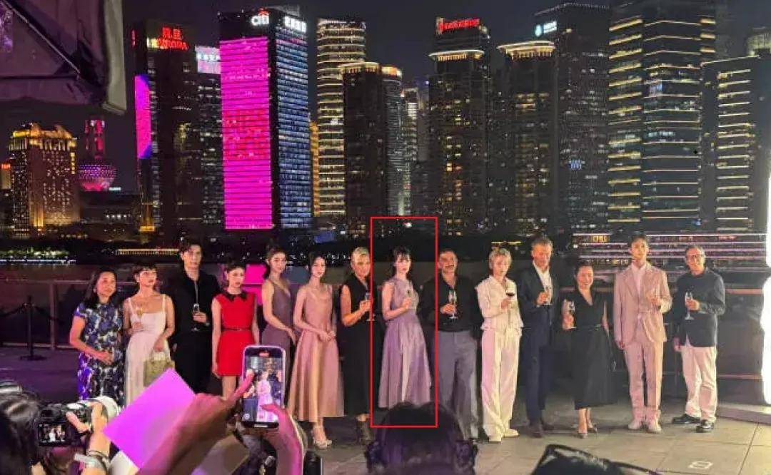 上海这一夜，迪丽热巴发型拖后腿，周也妆发出彩，大合照C位引争议-9