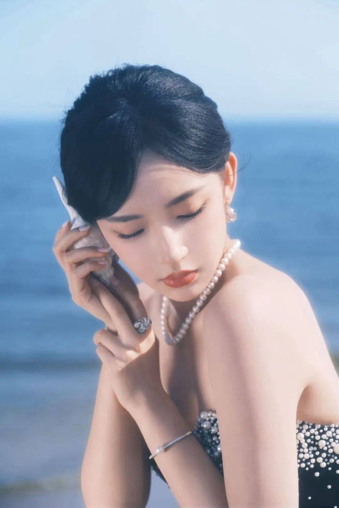 程潇穿抹胸裙露出事业线宛如黑玫瑰！魔鬼身材性感火辣-1