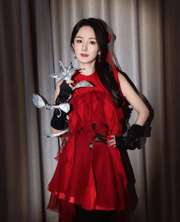杨幂一袭红色立体花瓣裙,头戴羽毛配饰灵动似少女-7 杨幂一袭红色立体花瓣裙,头戴羽毛配饰灵动似少女