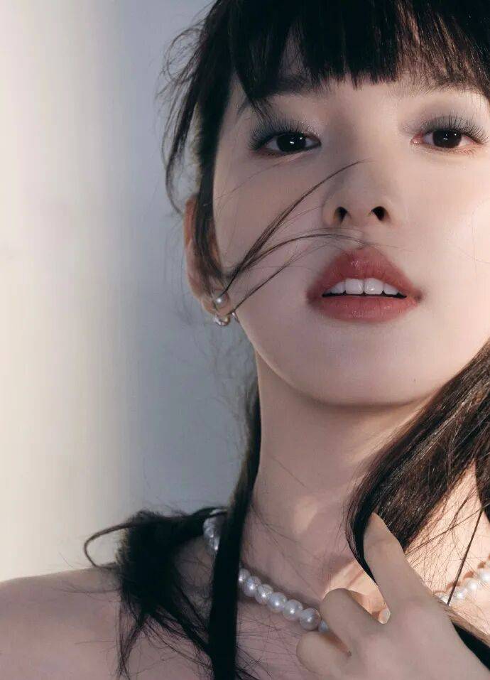 章若楠换新风格!她低胸露背肌肤白皙变成性感辣妹-8 章若楠换新风格!她低胸露背肌肤白皙变成性感辣妹