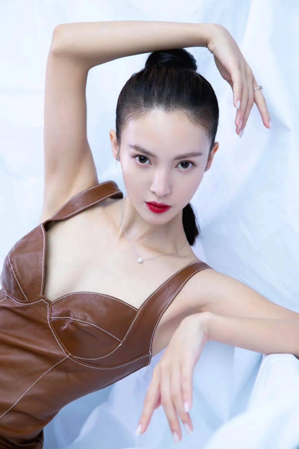 金晨越来越美了！雪肤玉貌造型百变身材曼妙性感撩人-5
