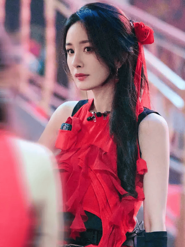 杨幂一袭红色立体花瓣裙,头戴羽毛配饰灵动似少女-2 杨幂一袭红色立体花瓣裙,头戴羽毛配饰灵动似少女