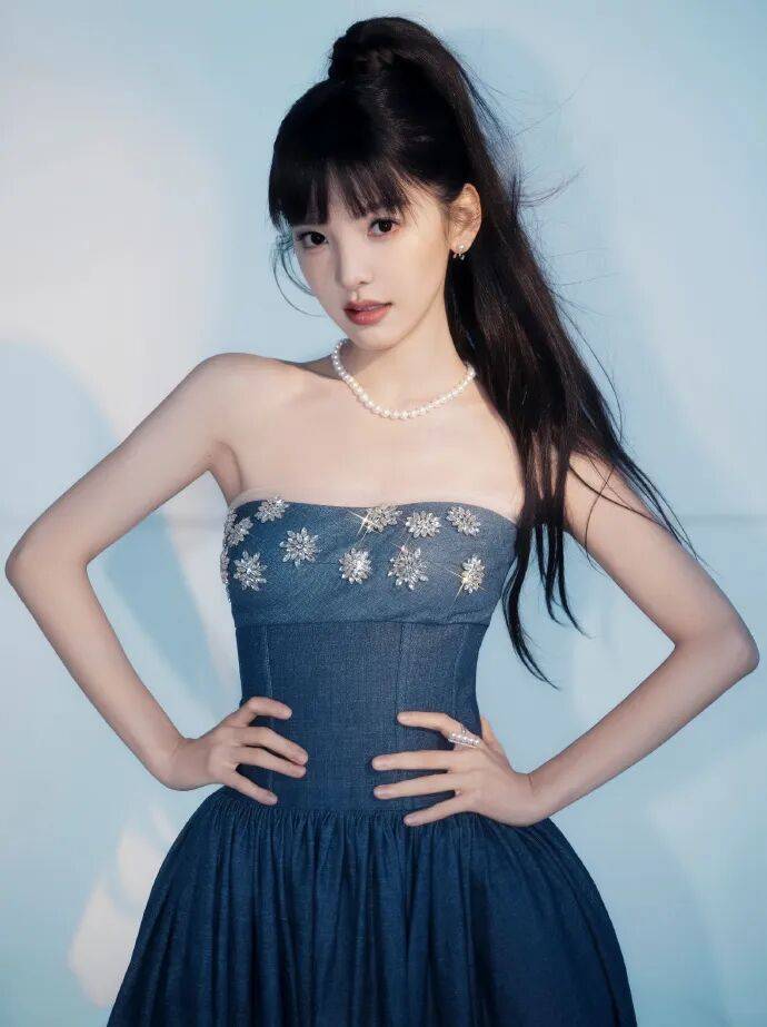 章若楠换新风格!她低胸露背肌肤白皙变成性感辣妹-1 章若楠换新风格!她低胸露背肌肤白皙变成性感辣妹